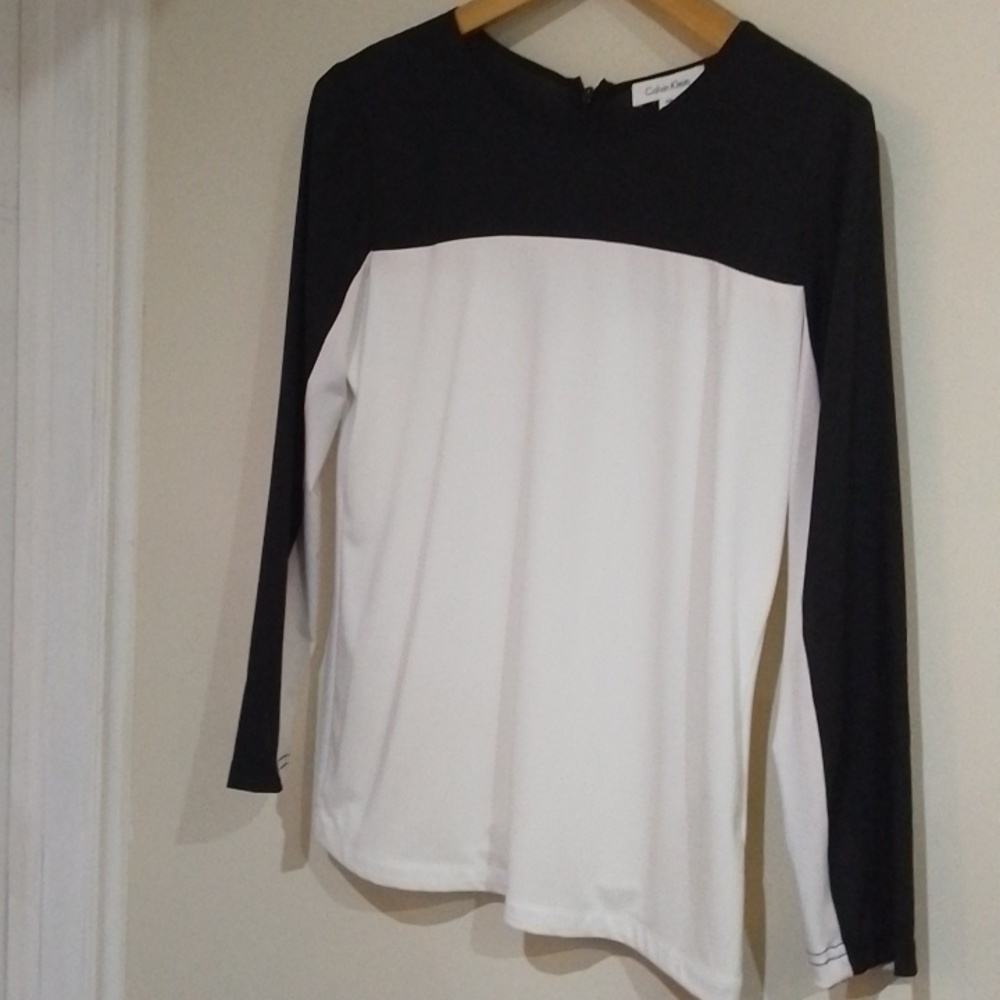 ! A6 Calvin Klein S black and white/cream top